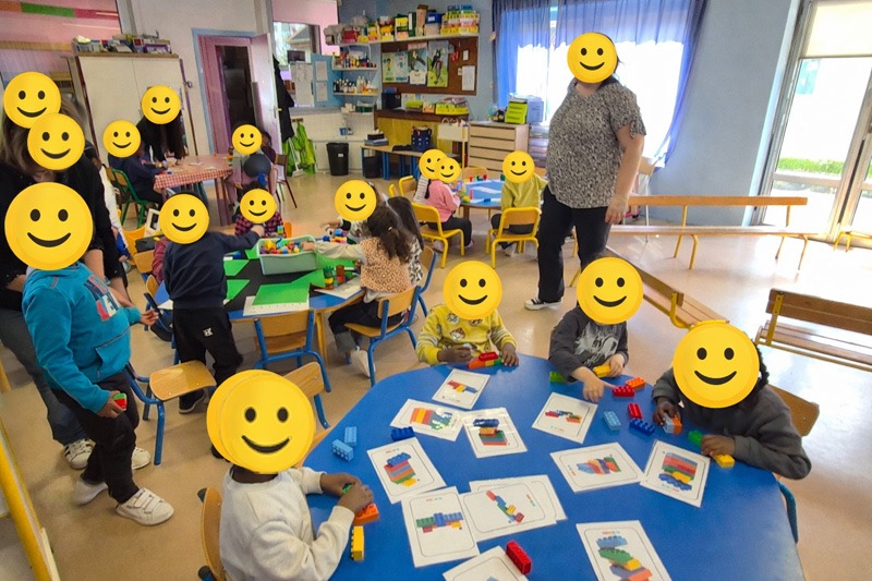 Atelier avec briques DUPLO® en Moyenne Section d&rsquo;école maternelle